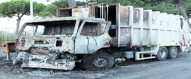 arzano camion rifiuti intimidazioni