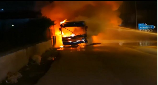 bus in fiamme