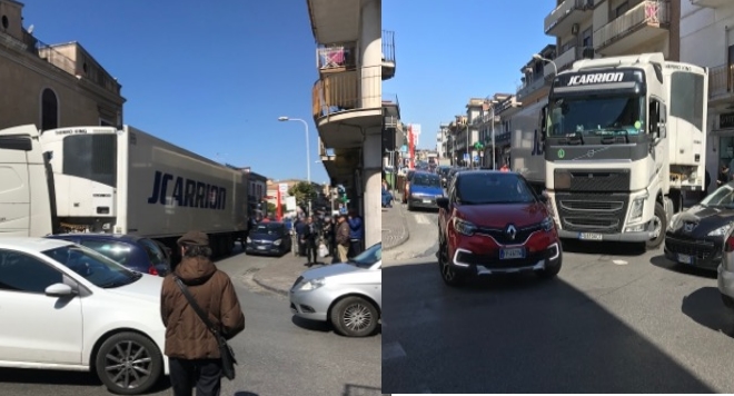 tir bloccato via pirozzi