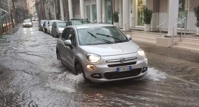 FRATTAMAGGIORE. Via Roma la più colpita dalle forti piogge. La politica deve rinunciare ad investire in opere superficiali spesso inutili, occorre invece dirottare impegno, capacità e risorse economiche in opere di conteninento di tali fenomeni e di dif