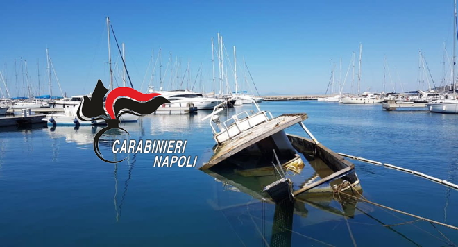 PROCIDA BARCA AFFONDATA